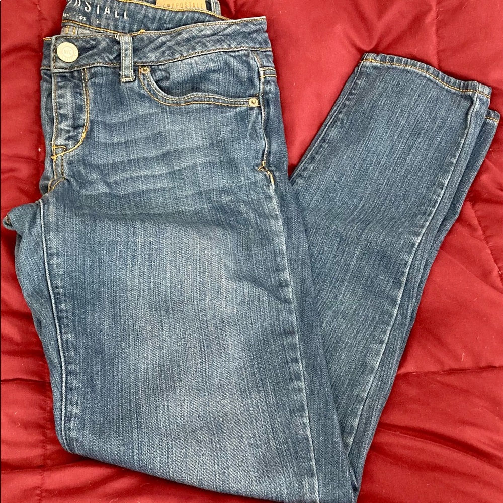Sz6, like new, Reg Aeropostale low rise blue jeans, button/zip closure.